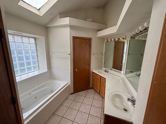 5th image of 2121 N Burdick St