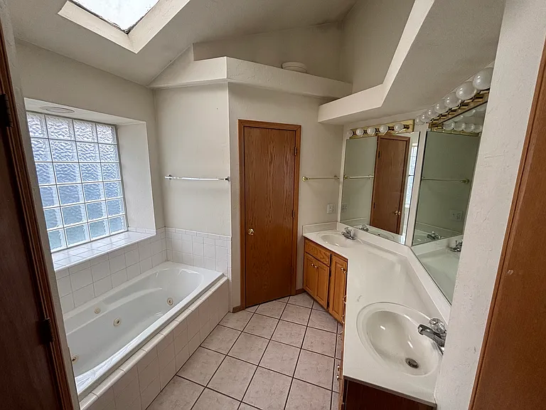 2121 N Burdick St — Photo 5
