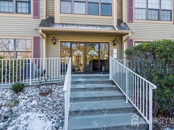 1101 Stoneridge Cir, Helmetta, NJ 08828