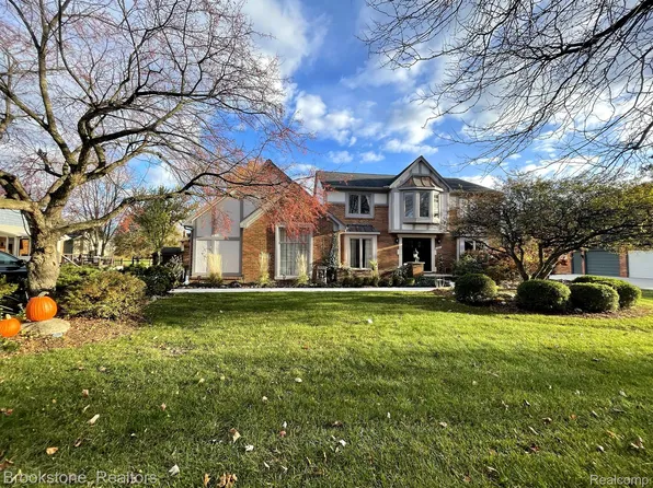 2883 Creek Bend Dr, Troy, MI 48098