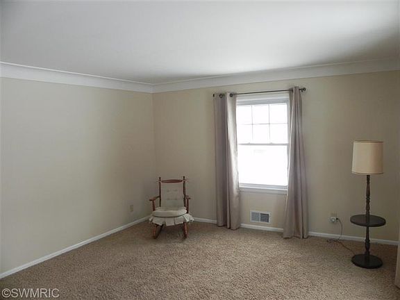 4th image of 424 Dawnlee Ave