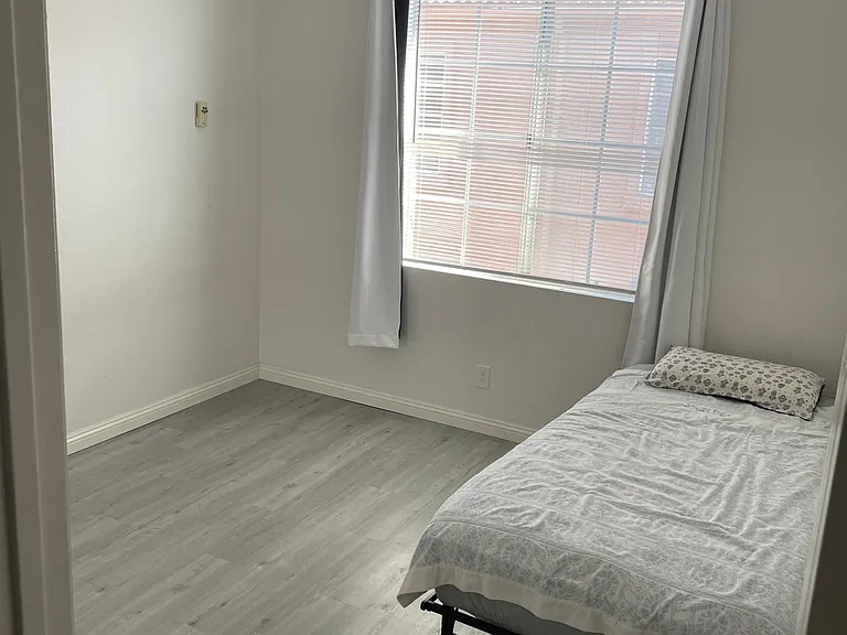 2nd bedroom (twin bed in photo)