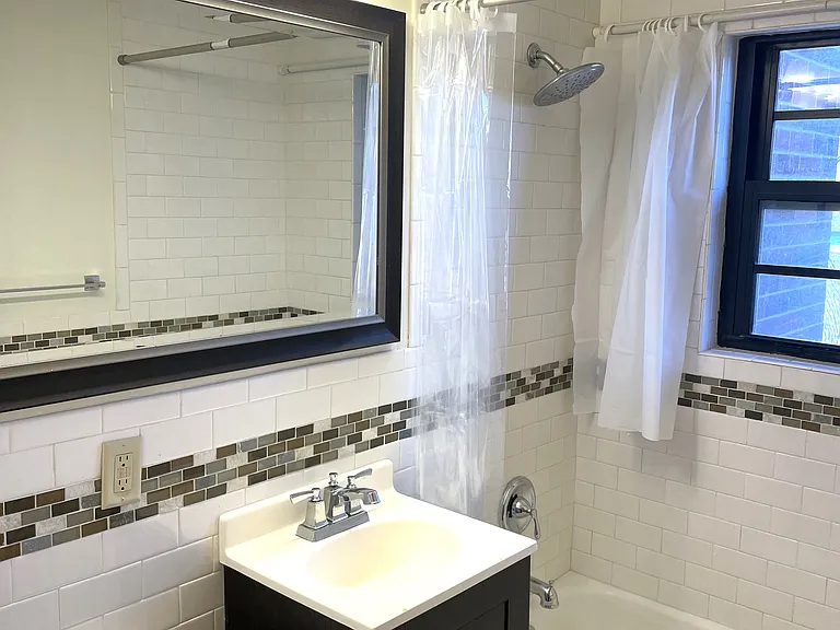 Virginia Apartments — Photo 6