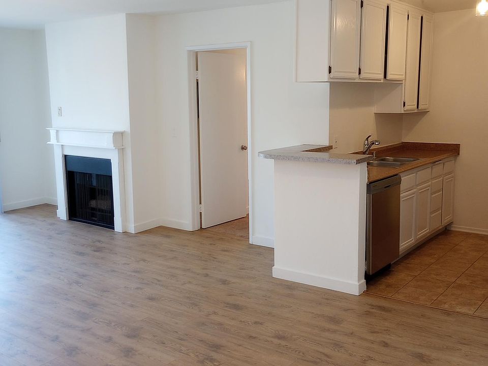 1st image of 465 Oak St APT 303