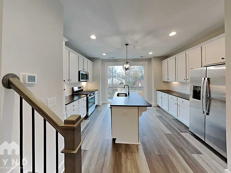 586 W End Dr — Photo 3
