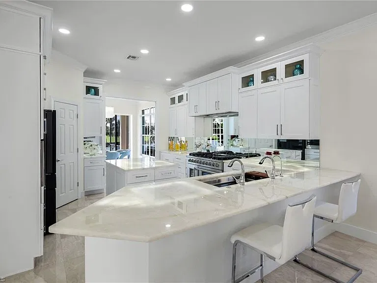 22660 Fairlawn Ct — Photo 15