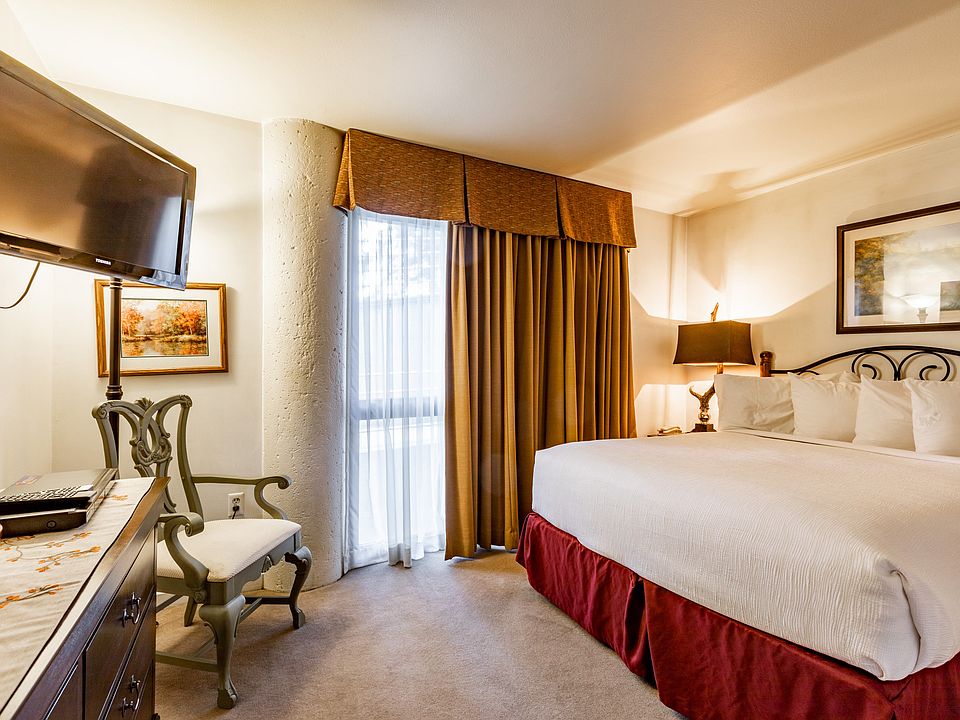 Bedroom 2 with 1 Queen Bed