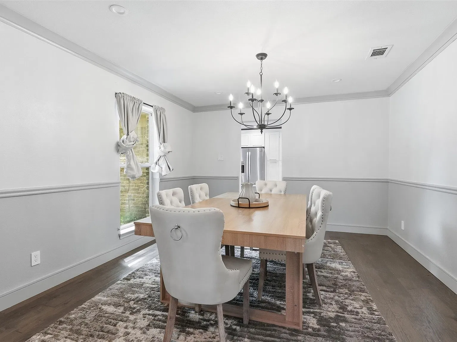 5 bed, 2.5 bath, 2592 sqft, $3,700 — Photo 4