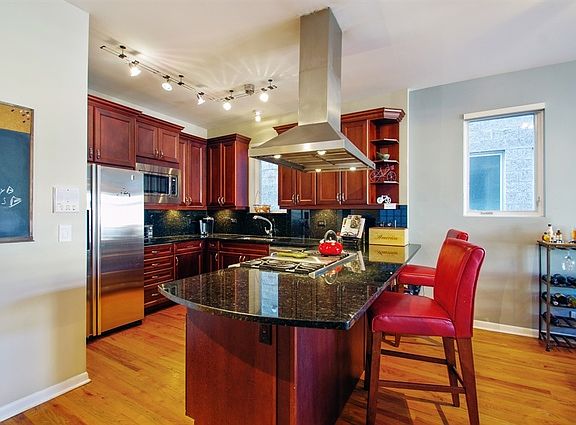 4th image of 934 N Wood St #1