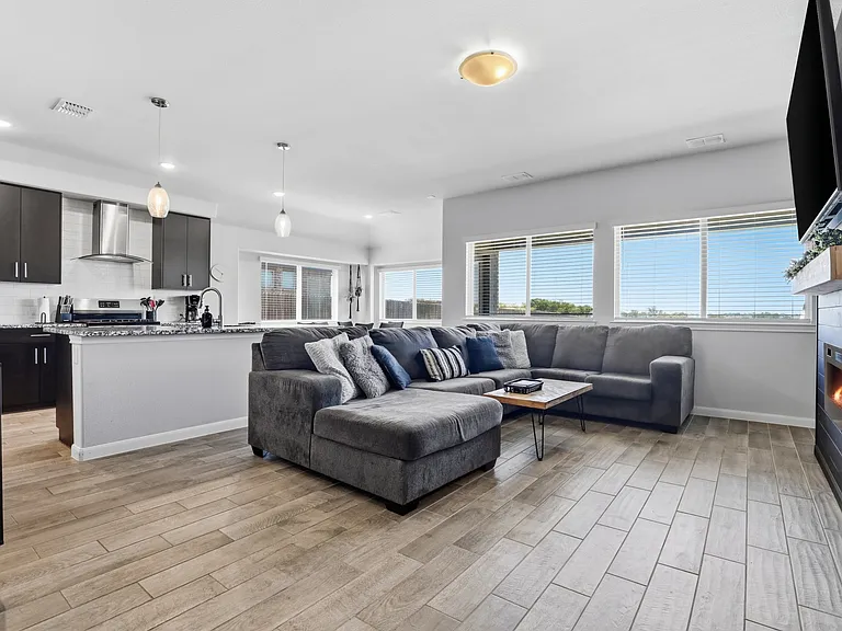 1032 Fairfax Dr — Photo 4