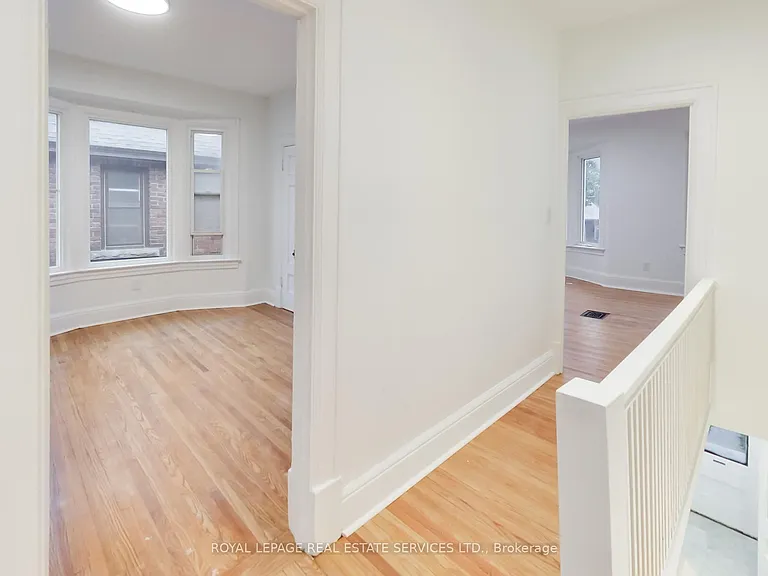 218 Montrose Ave — Photo 27