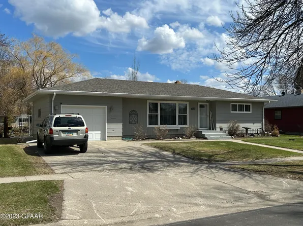 1478 Kittson Ave, Grafton, ND 58237