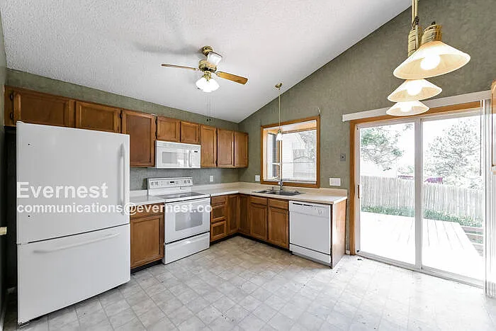 3 bed, 2.0 bath, 1216 sqft, $2,550 — Photo 2