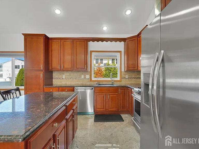 95 Calvert Ave E — Photo 11