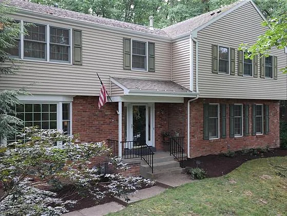 3048 Swansea Cres W photo 1