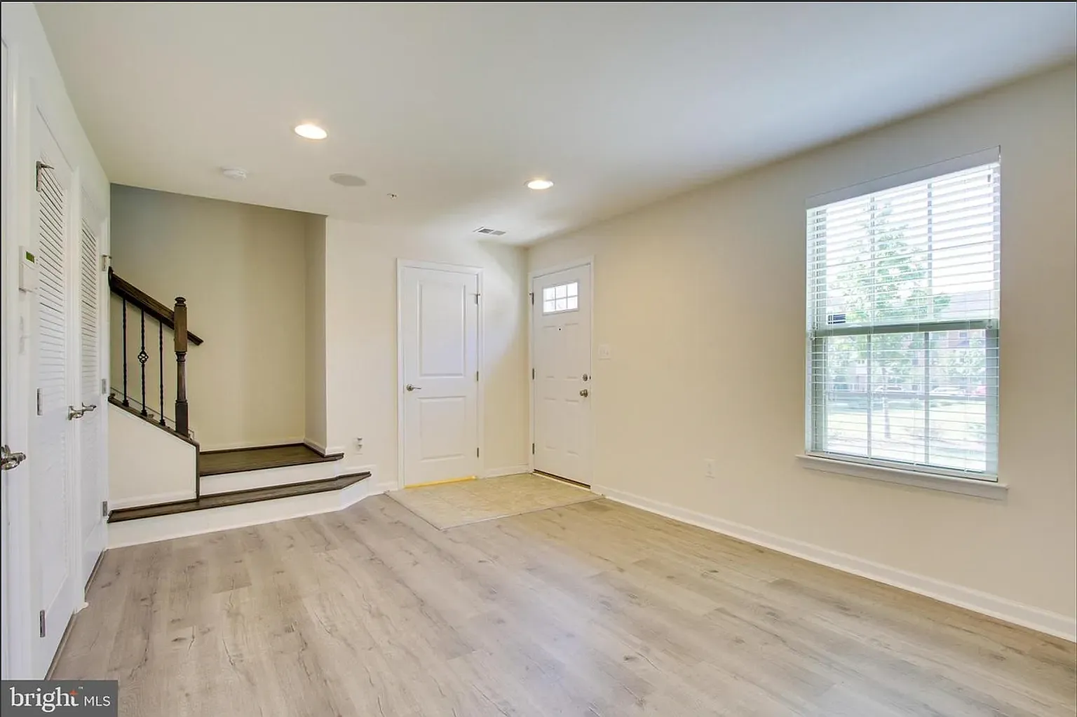 3 bed, 3.5 bath, 2112 sqft, $3,000 — Photo 3