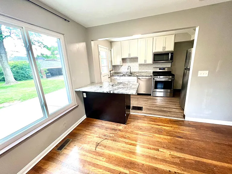 1527 Waltham Rd — Photo 4
