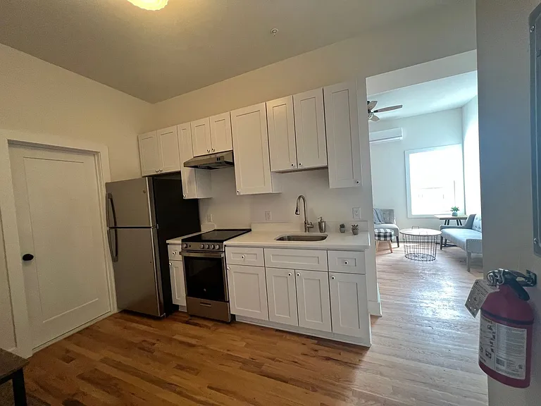 106 E Broad St — Photo 4