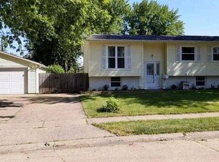 1990 Kings Dr, Bettendorf, IA 52722