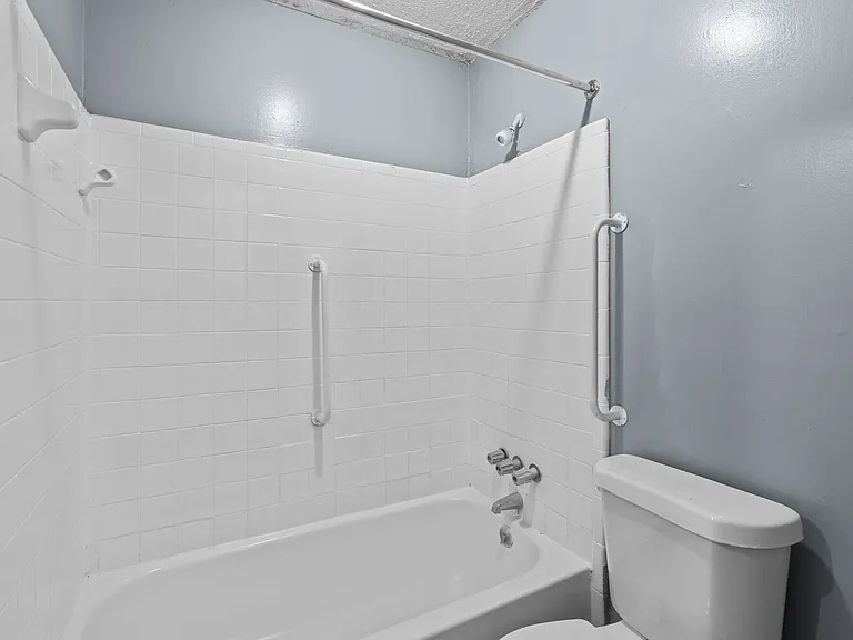 Creekside Apartments — Photo 11