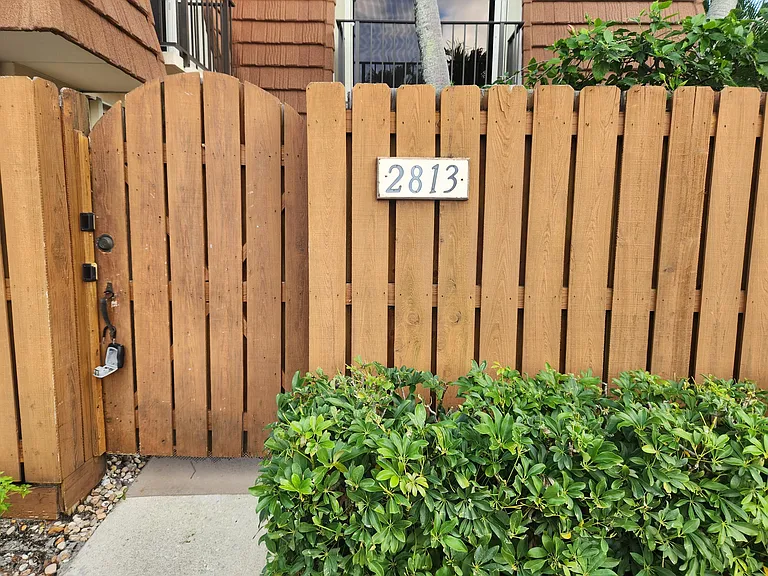 2813 28th Ct — Photo 2