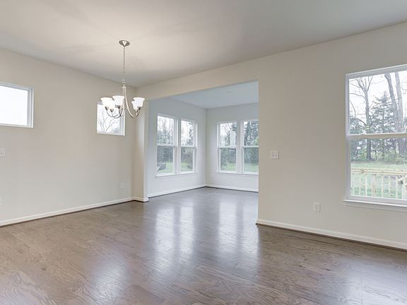 3rd image of 132 Hayvenhurst Ct