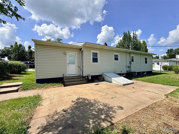 4th image of 305 Cleo St