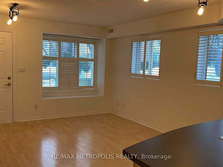 208 Niagara St #Townhouse 27 — Photo 8