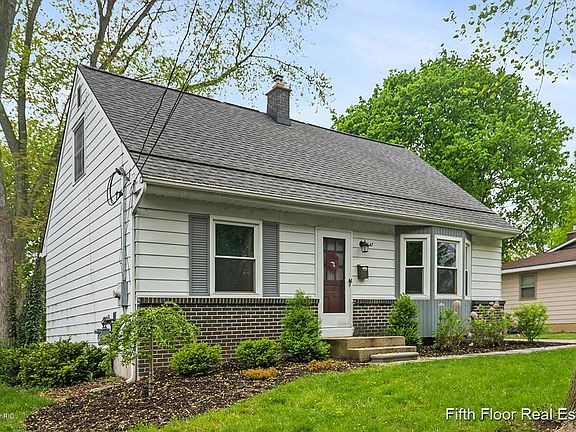 2nd image of 1447 Benjamin Ave NE