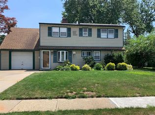 17 Sparrow Ln, Levittown, NY 11756