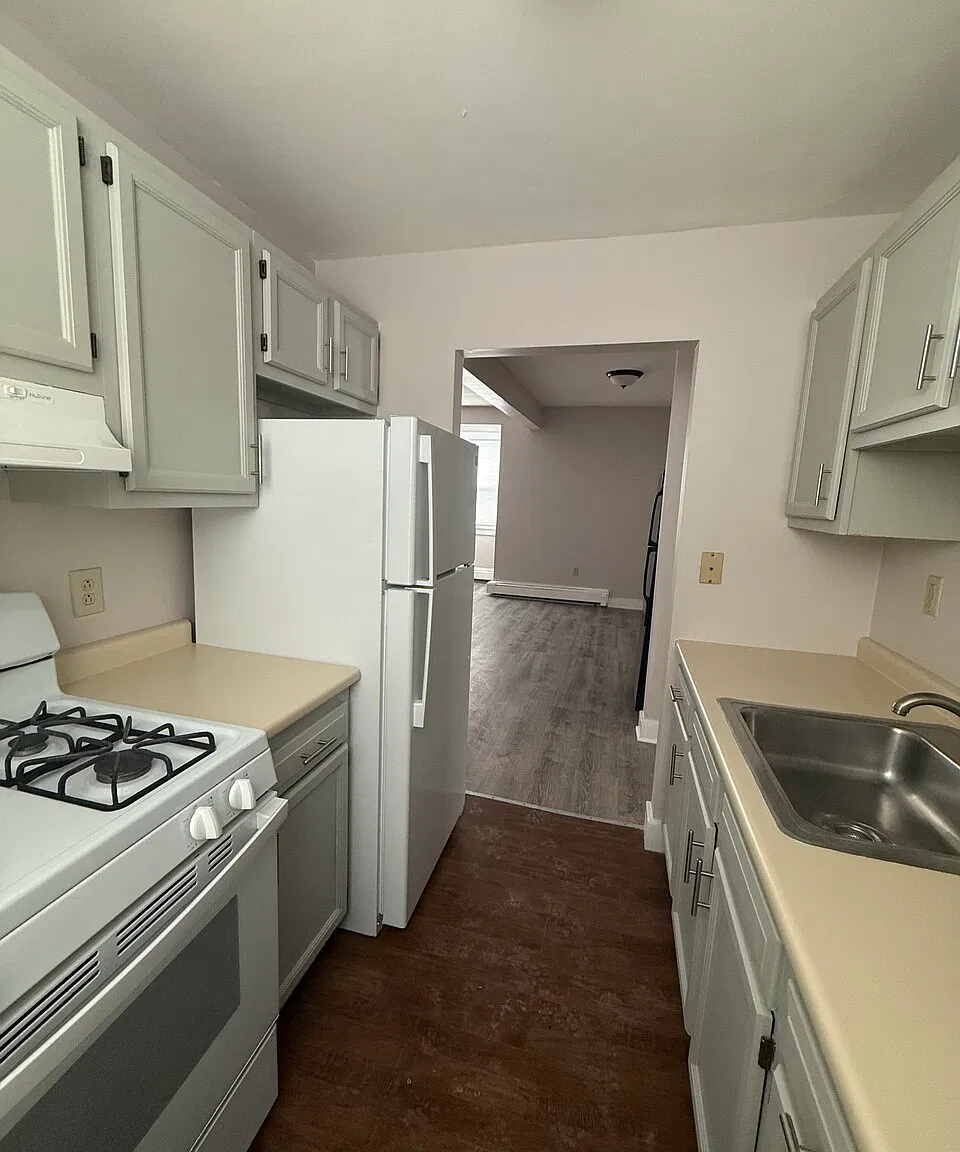 2 bed, 640 sqft, $2,400 — Photo 4