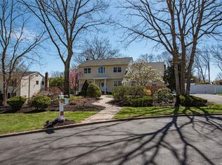 4 Athena Ct, Dix Hills, NY 11746