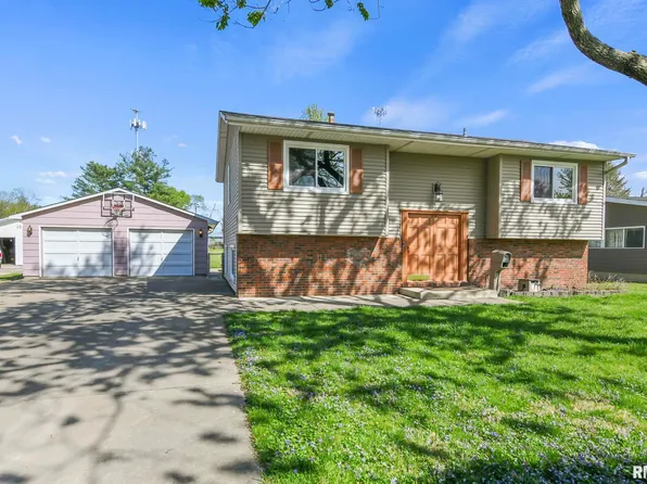 20 Knollcrest Ln, Chatham, IL 62629