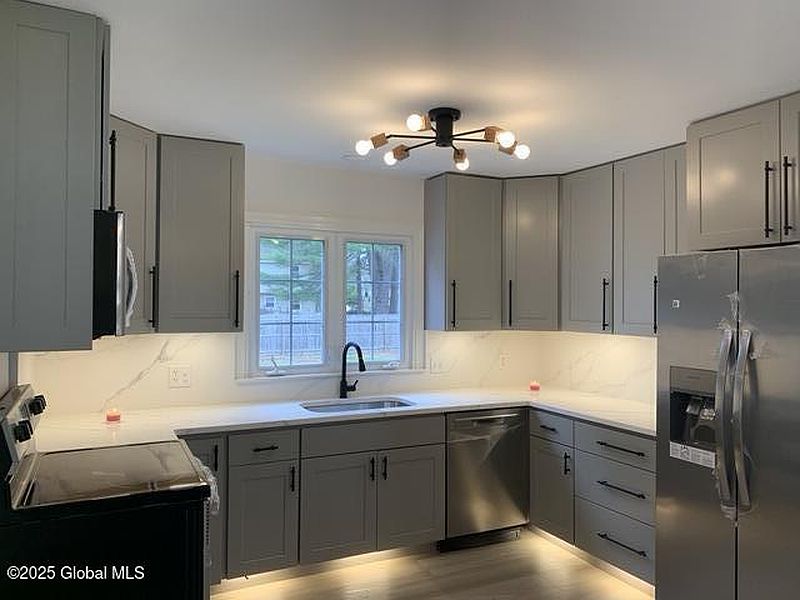 5th image of 438 Dixon Road