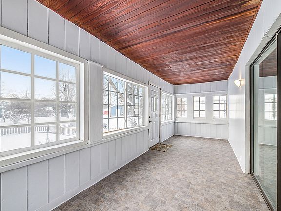 3rd image of 228 N Stone Ave