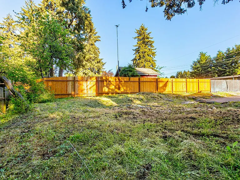 4919 Waller Rd E — Photo 9