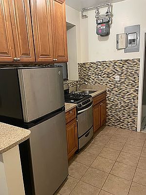 3rd image of 133 E 97th St APT 4