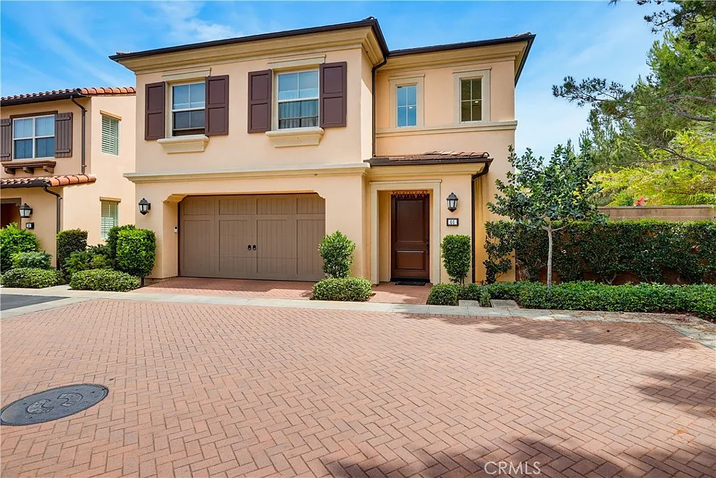3 bed, 2.5 bath, 1900 sqft, $5,400 — Photo 1