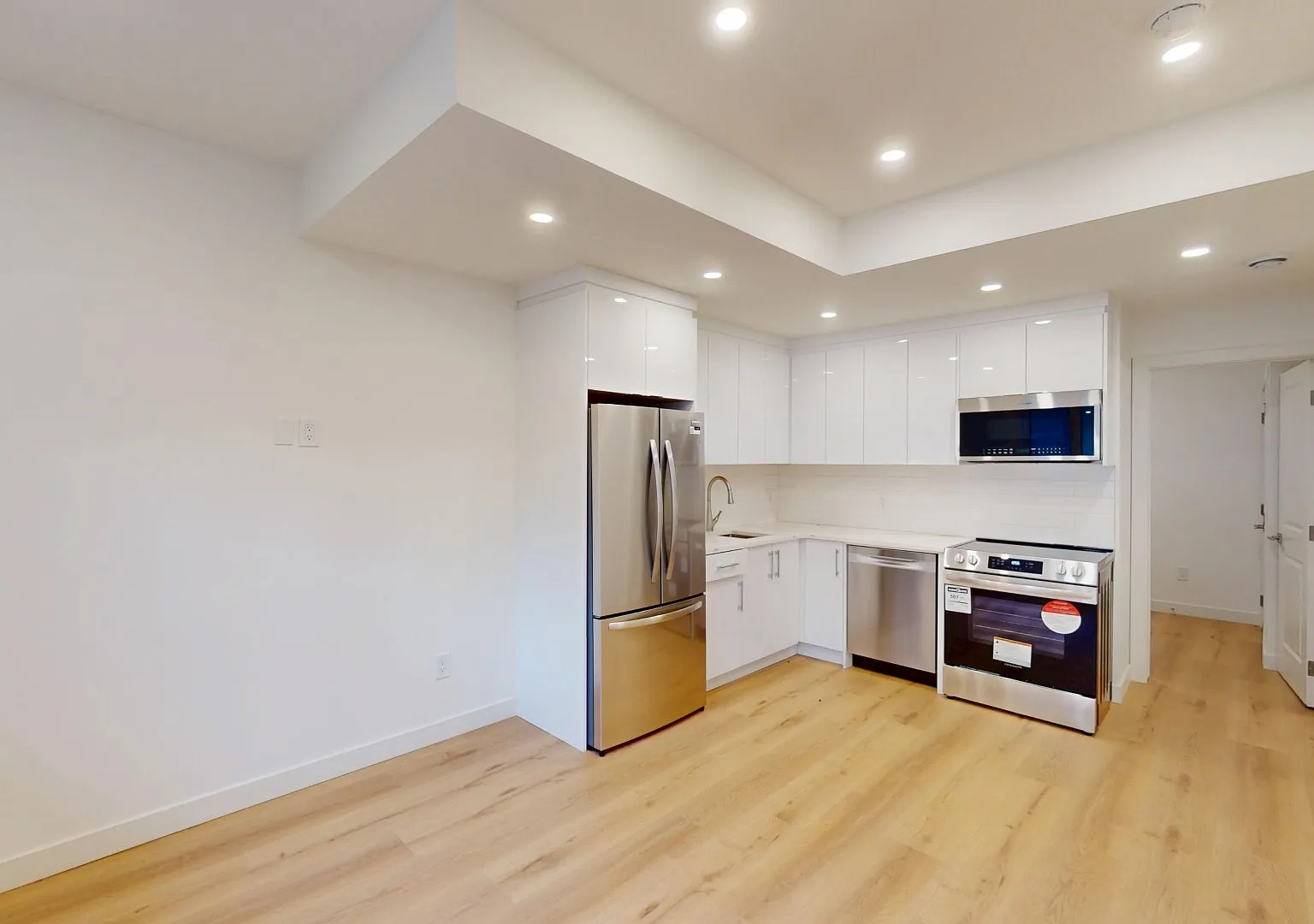 3331B 19 Ave Sw — Photo 3
