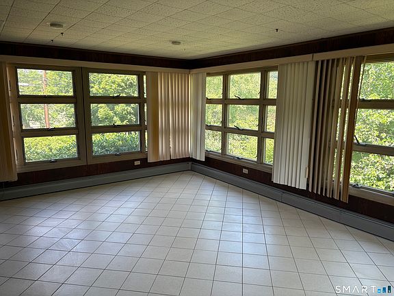 3rd image of 18 Four Rod Road