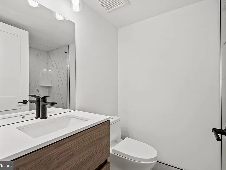 2209 Montrose St — Photo 34