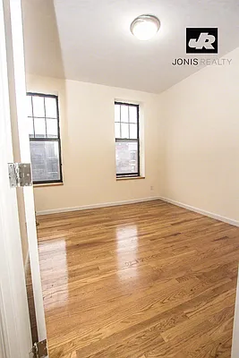 Rented by Jonis Realty | media 5