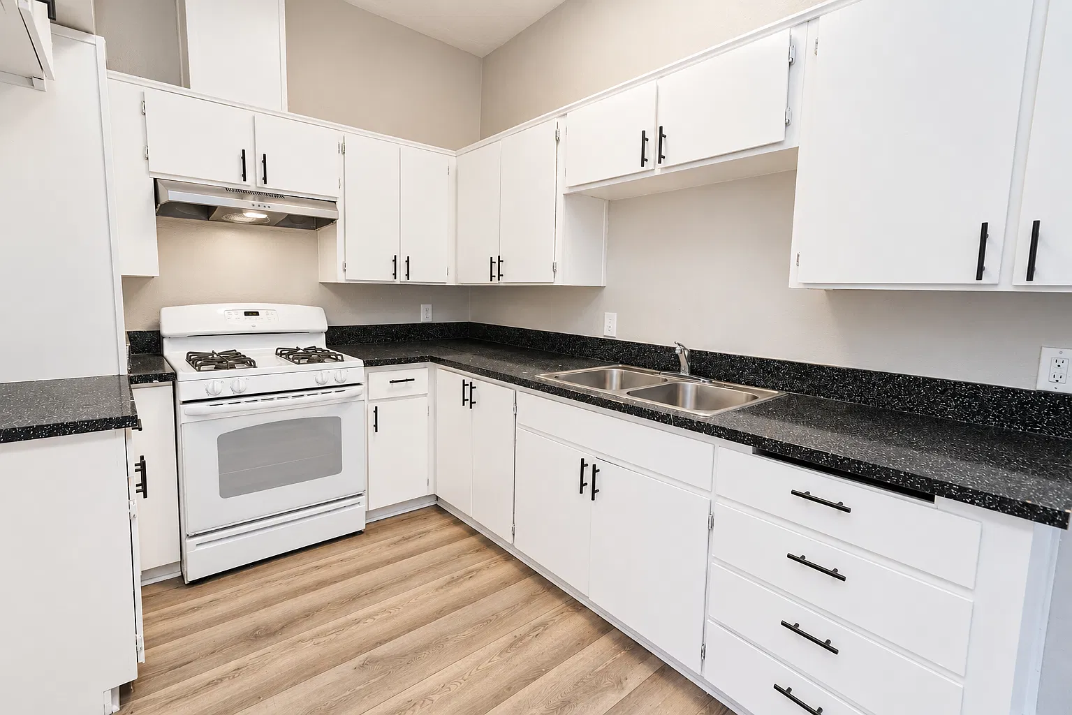 2 bed, 833 sqft, $1,745 — Photo 3