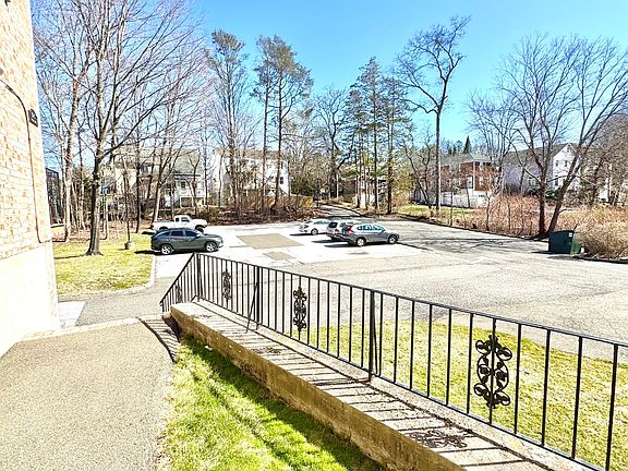 5th image of 39 Woodway Road #C5