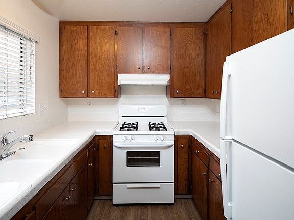 4th image of 4639 Iowa St APT 4