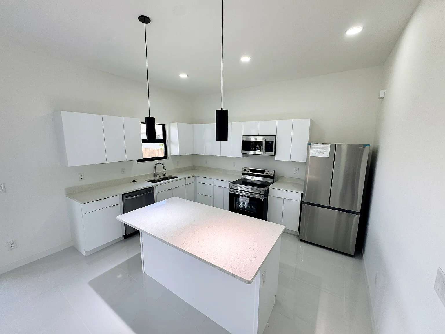 4 bed, 1904 sqft, $2,200 — Photo 3