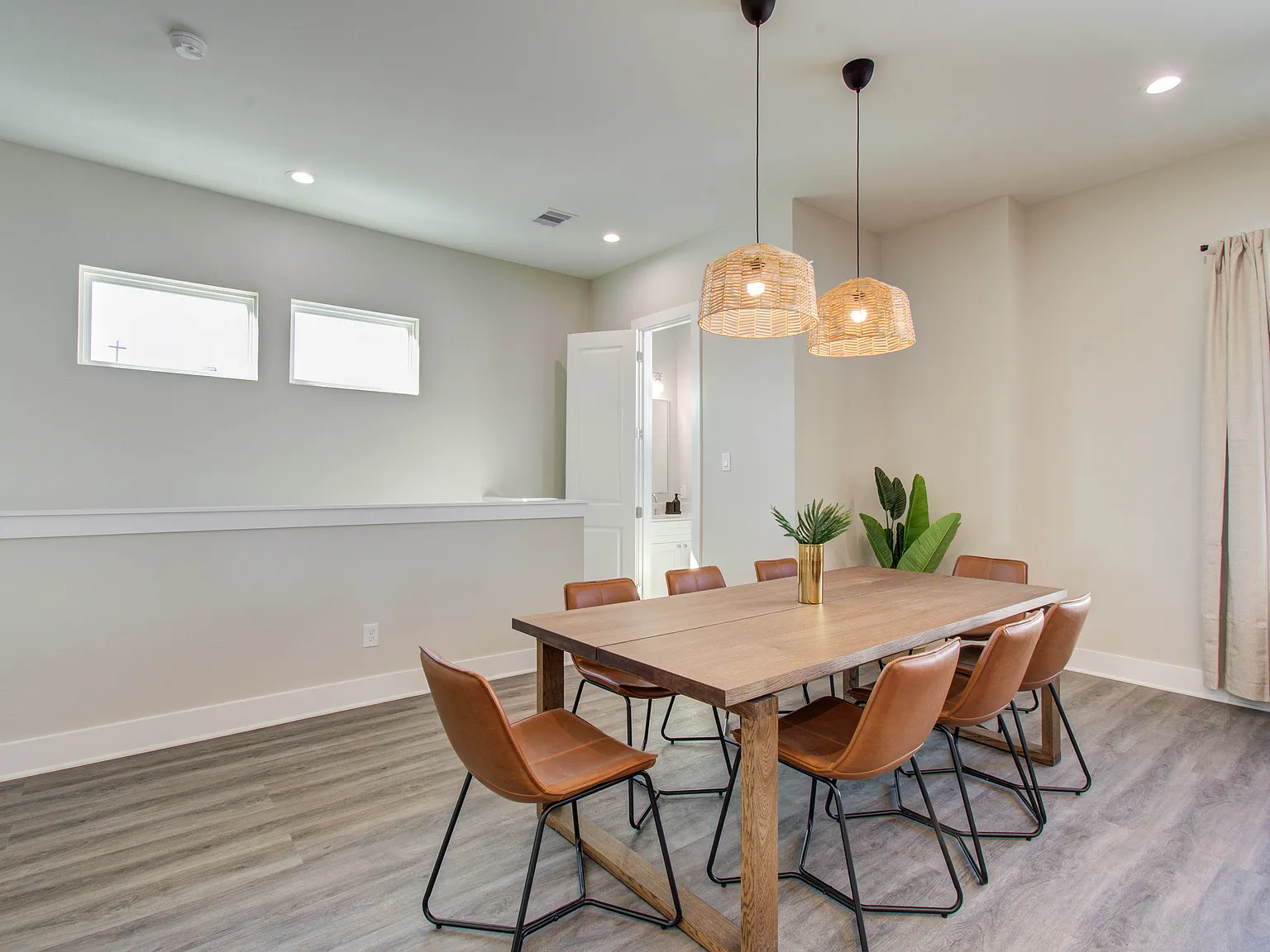 3 bed, 2.5 bath, 1558 sqft, $5,450 — Photo 3