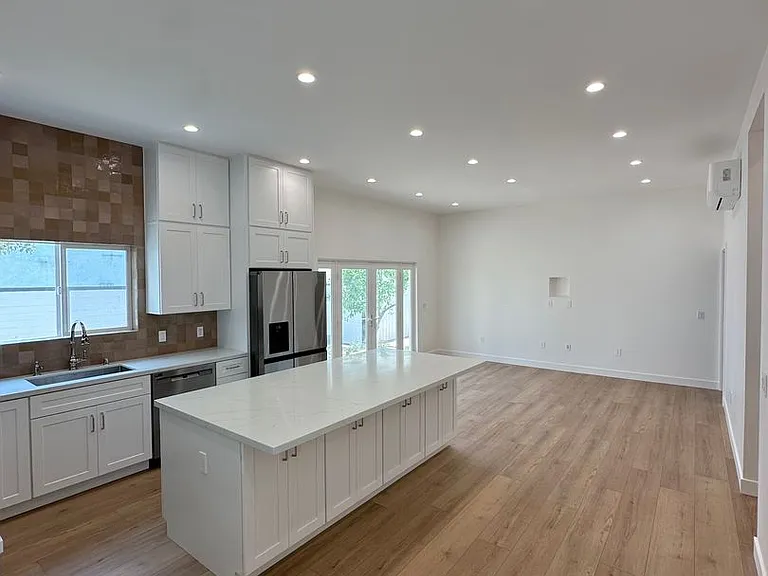 1135 Scofield Dr — Photo 6