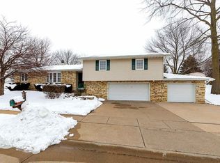 4615 Apple Valley Dr, Bettendorf, IA 52722