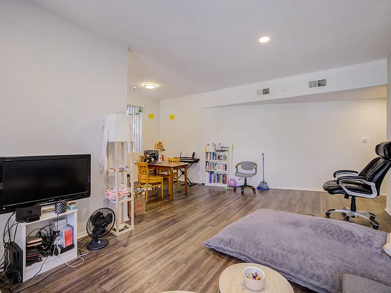 685 Kelton Ave — Photo 26